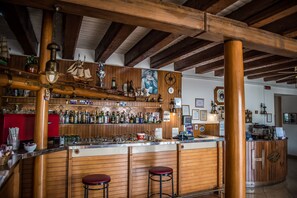 2 bars/lounges