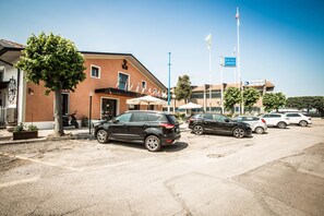 Free self-parking - Johnson (Peschiera del Garda)