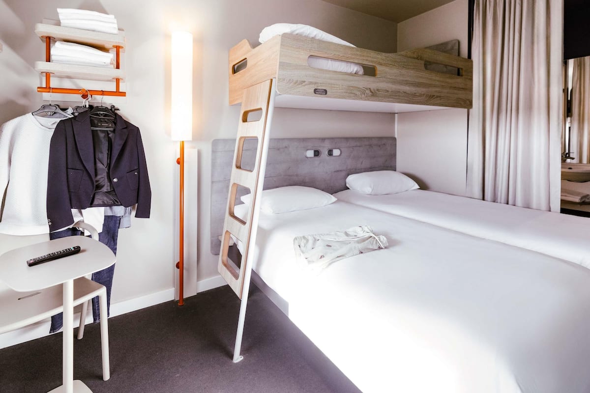 Standardrum - flera sängar | Select Comfort-madrasser, skrivbord och arbetsyta för laptop