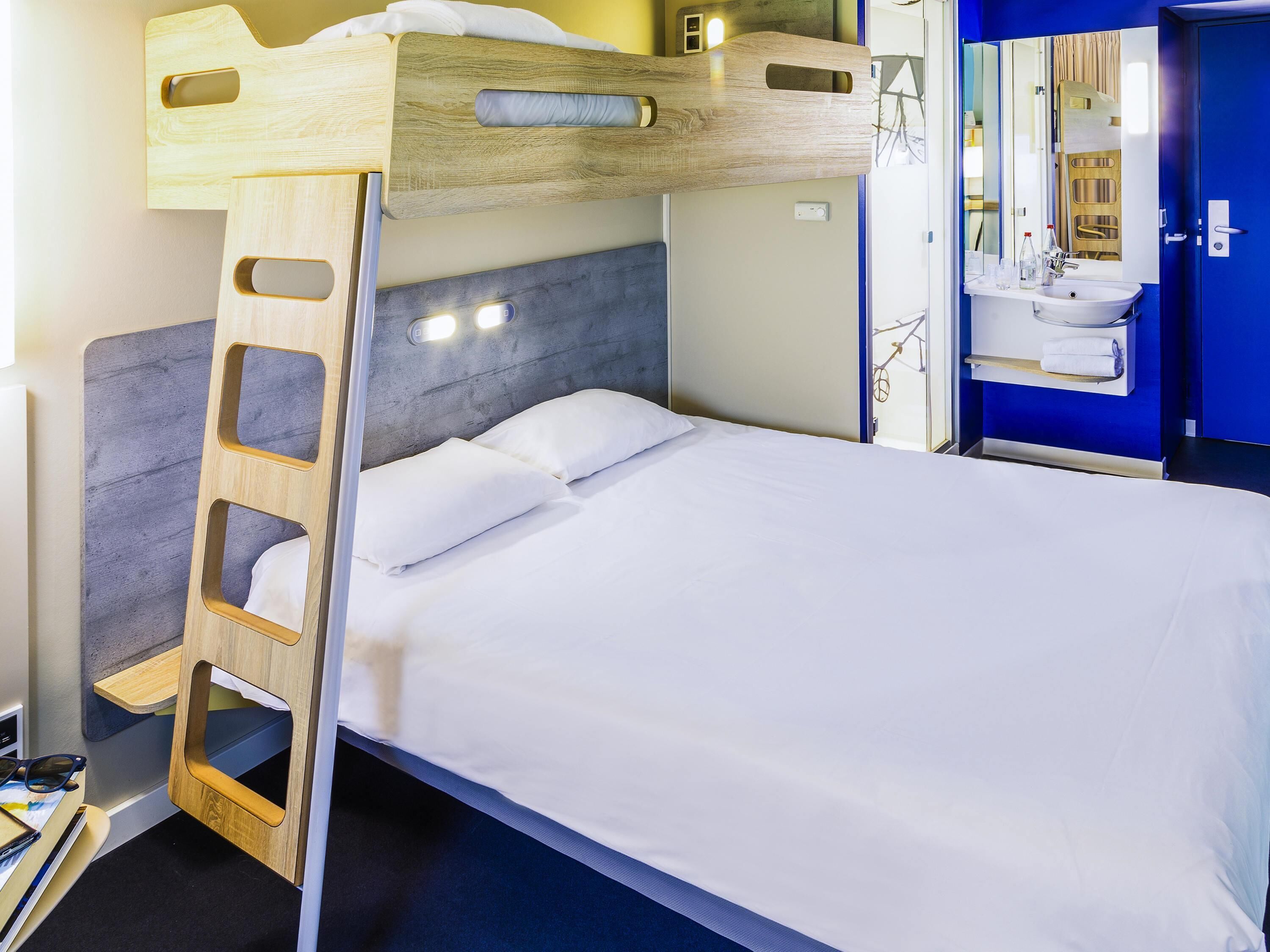 أسرّة سليكت كومفورت ومكتب ومساحة عمل للكمبيوتر المحمول