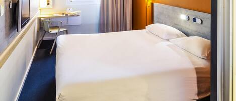 Habitación estándar, 1 cama matrimonial | Camas Select Comfort, escritorio y espacio para trabajar con laptop