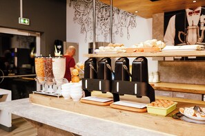 Desayuno continental todos los días (EUR 8.50 por persona) 