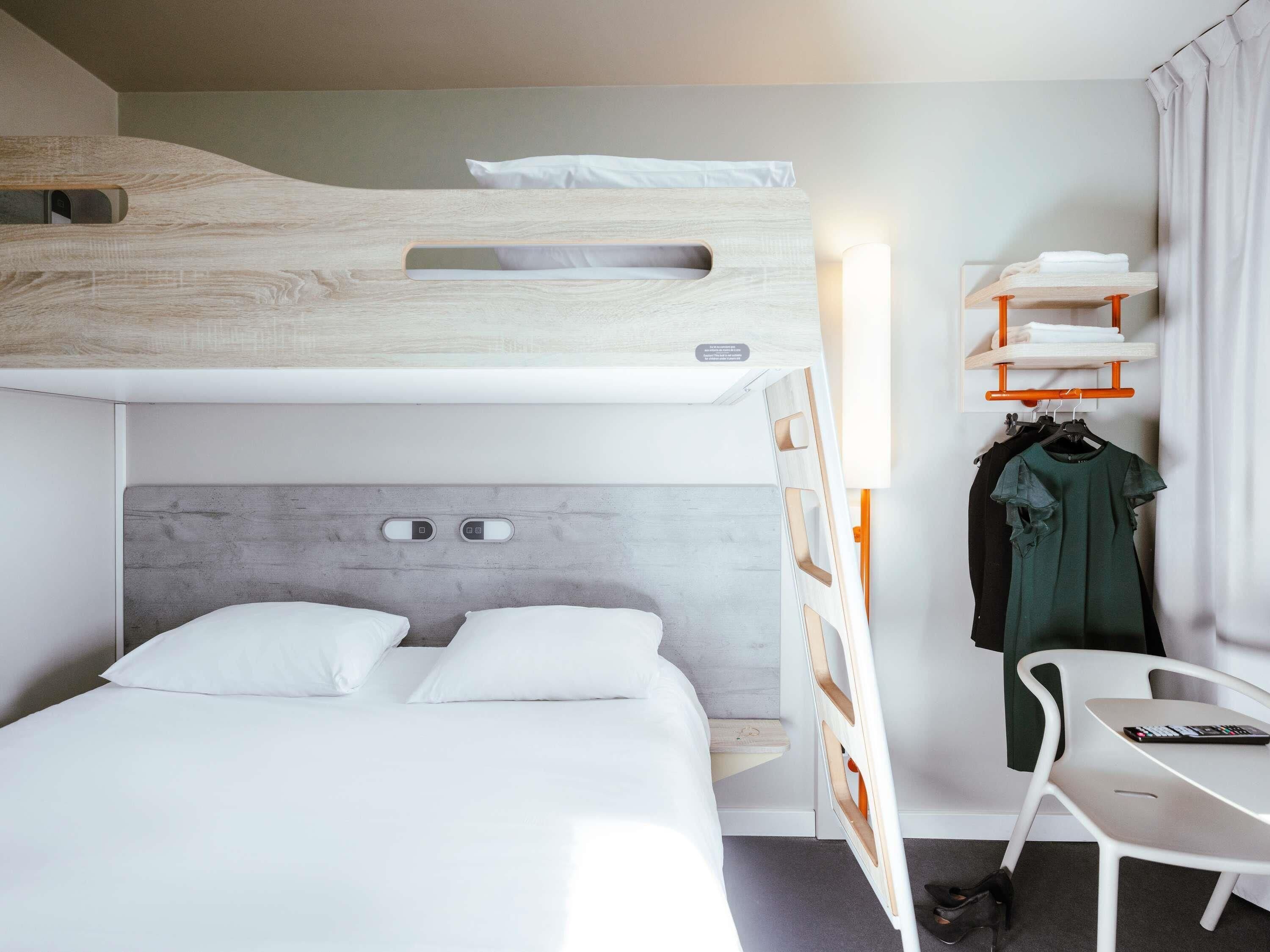 Standardrum - flera sängar | Select Comfort-madrasser, skrivbord och arbetsyta för laptop