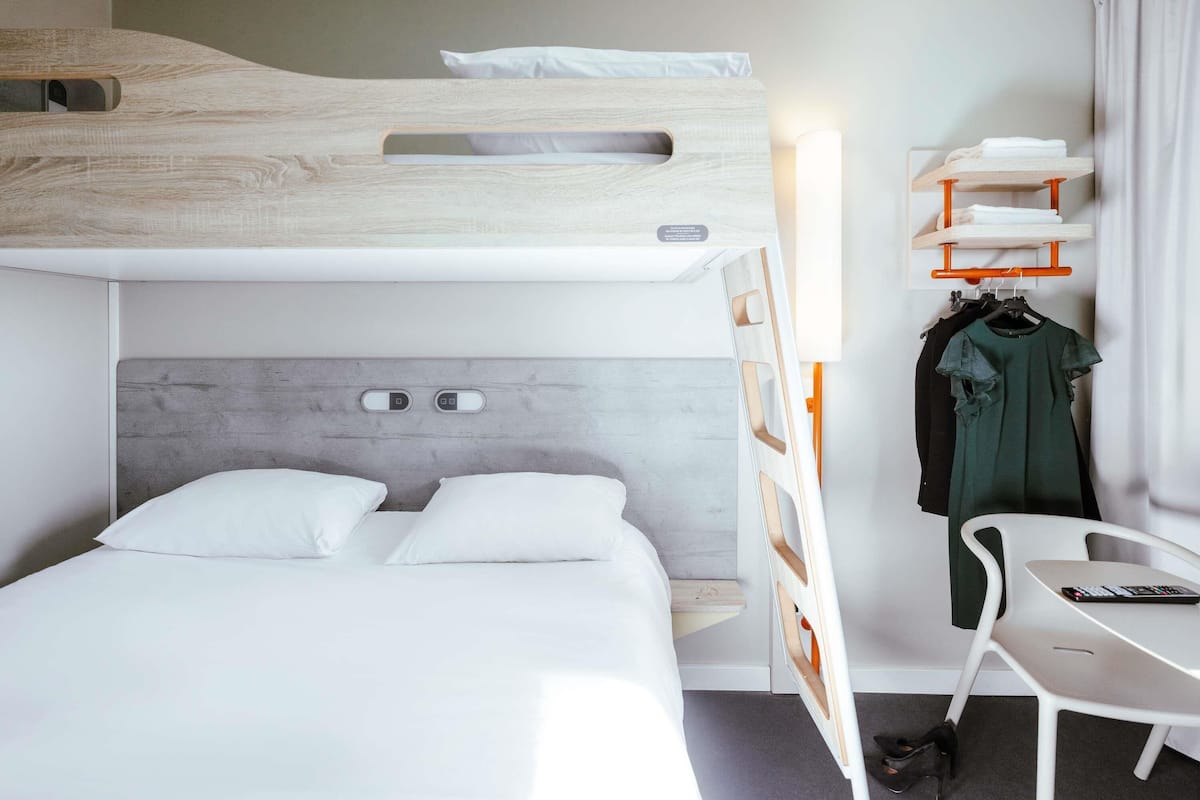 Standardrum - flera sängar | Select Comfort-madrasser, skrivbord och arbetsyta för laptop