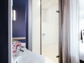 Standaard kamer, meerdere bedden | Select Comfort-bedden, een bureau, een laptopwerkplek