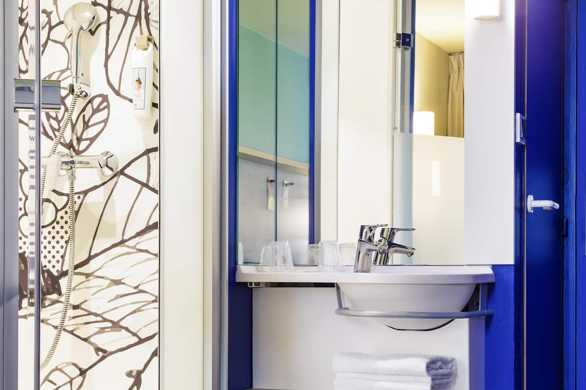 Colchones Select Comfort, escritorio y espacio para trabajar con laptop