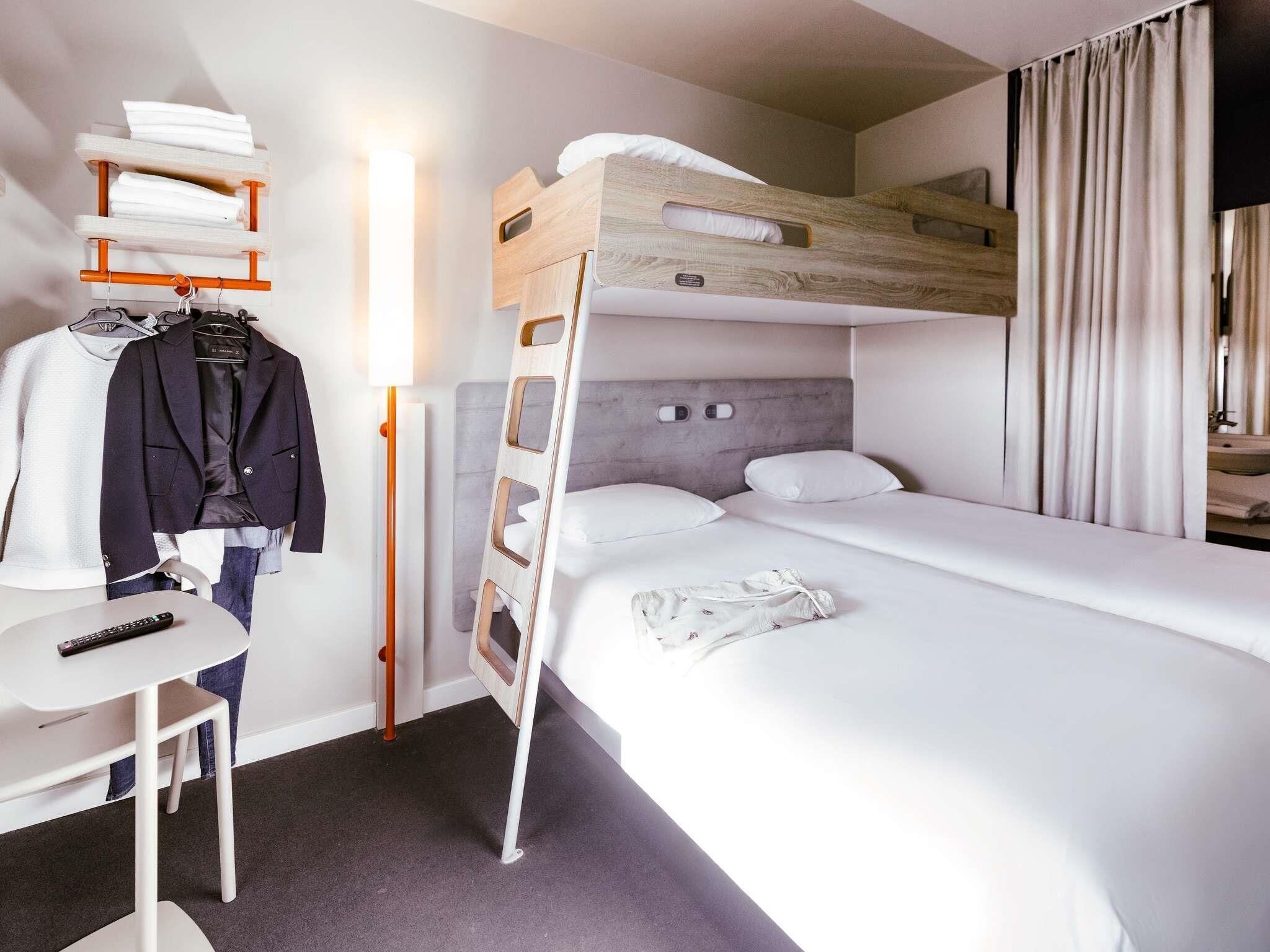 Habitación estándar, varias camas | Camas Select Comfort, escritorio y espacio para trabajar con laptop 