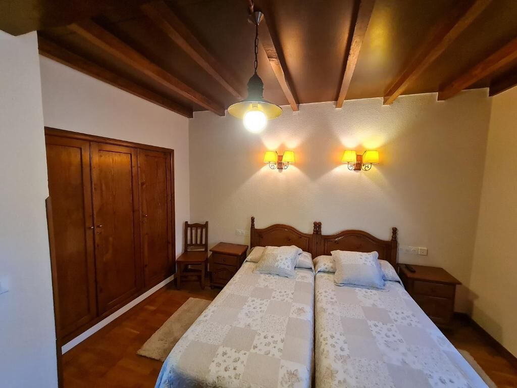 basic twin room | free wifi, bed sheets