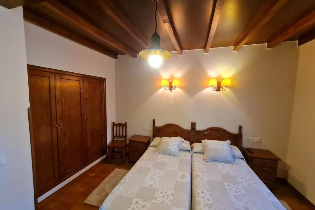 basic twin room | free wifi, bed sheets