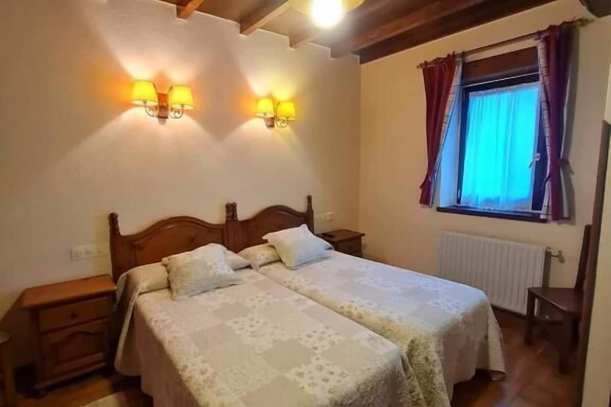 basic twin room | free wifi, bed sheets