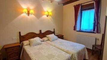 Habitació amb dos llits individuals bàsica | Wifi gratuïta i roba de llit