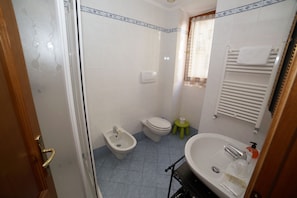 Double Room | Bathroom | Shower, hair dryer, towels - La Notte Blu (Florence)