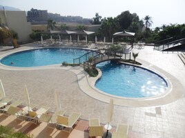 4 piscinas al aire libre, sombrillas, sillones reclinables de piscina