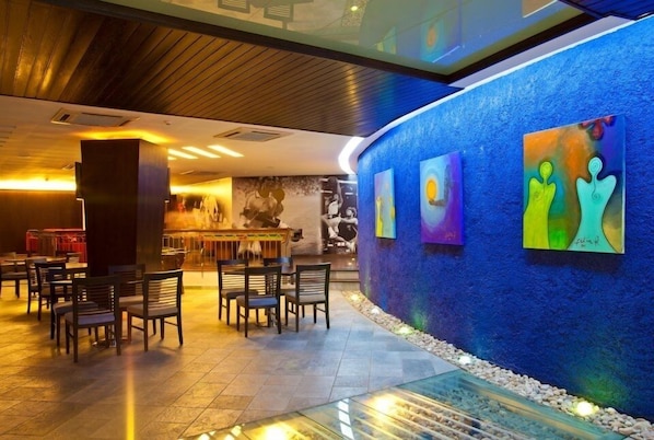 2 Bars/Lounges