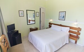 Safe på rommet, skrivebord, blendingsgardiner og barnesenger (inkludert)