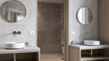 Design-Studiosuite | Badezimmer | Umweltfreundliche Kosmetikartikel, Haartrockner, Bademäntel, Hausschuhe