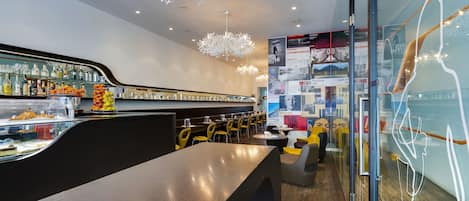 Eine moderne Bar mit gebogener Theke, Sitzgelegenheiten und dekorativer Beleuchtung.