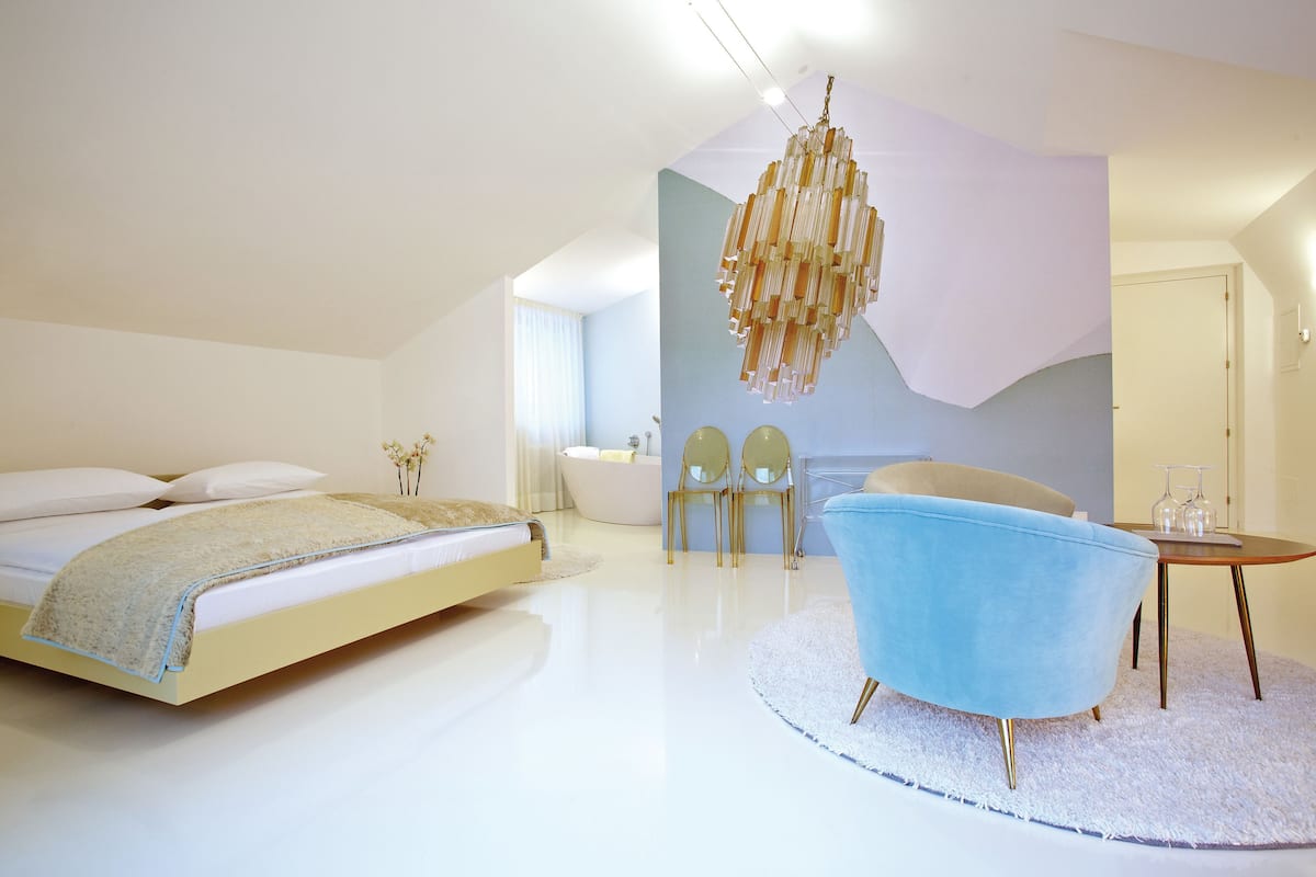 Hypo-allergenic bedding, down duvets, Select Comfort beds, minibar