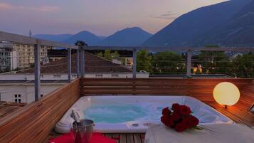 Loft with roof top Hot Tub (Paradise Loft) | Private spa tub