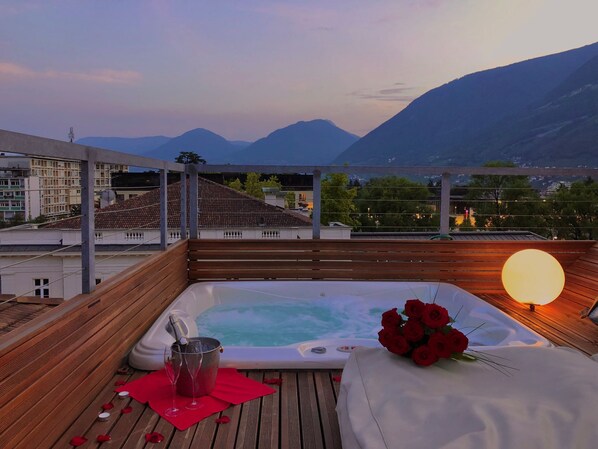 Loft with roof top Hot Tub (Paradise Loft) | Private spa tub