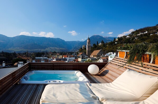 Loft with roof top Hot Tub (Paradise Loft) | Allergikerbettwaren, Daunenbettdecken, Select-Comfort-Betten, Minibar