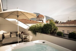 Quarto casal design, 1 cama de casal, banheira de imersão | Terraço/pátio