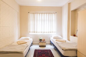 Habitación triple | Camas con pillow-top, caja de seguridad en la habitación y escritorio 