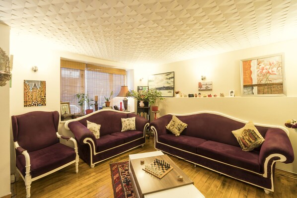 Lobby sitting area - Levanten Hostel (Istanbul)