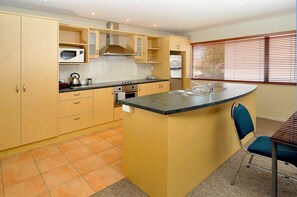 Perhehuoneisto, 2 makuuhuonetta | Yksityinen keittiö | Jääkaappi, mikroaaltouuni, liesi, espressokone