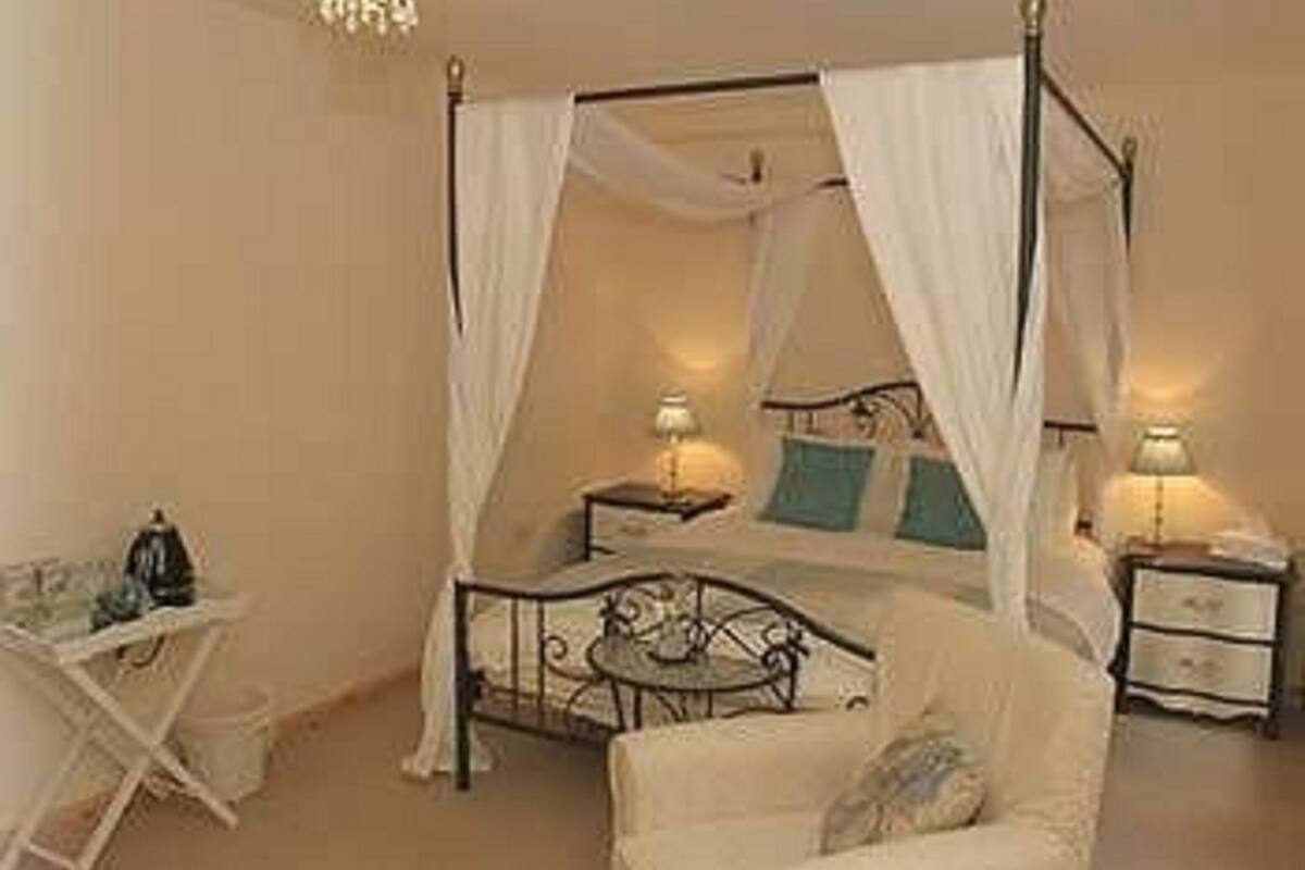 Comfort Double Room (Four Poster Bed) | Individually decorated, individually furnished, iron/ironing board