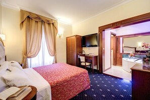 Hochwertige Bettwaren, Minibar, Zimmersafe, Schreibtisch