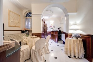 Lobby sitting area - Esedra Inn (Rome)