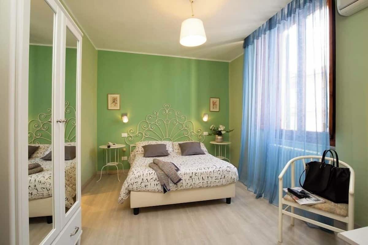 Single Room | In-room safe, desk, free WiFi