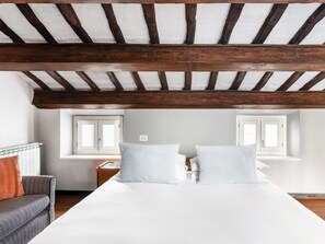 Appartement, balkon | Luxe beddengoed, bedden met traagschuimmatrassen, een kluis op de kamer