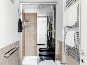 Appartement Standard | Salle de bain | Douche, articles de toilette écologiques, sÚche-cheveux, bidet