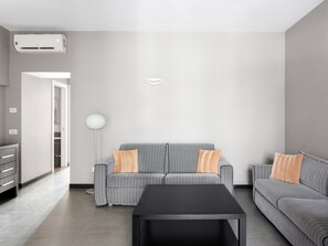 高級公寓 | 起居區 | 31-吋平面電視、衛星頻道、電視、串流服務