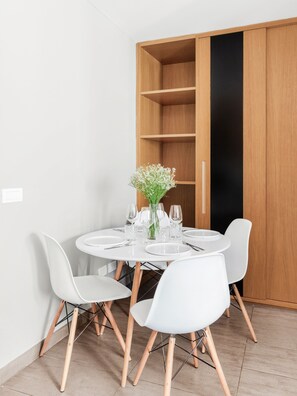 아파트 | 거실 공간 | 위성 채널 시청이 가능한 31인치 평면 TV, TV, 스트리밍 서비스