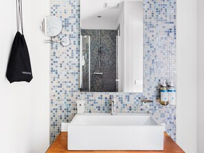 Appartement | Badkamer | Een douche,  milieuvriendelijk toiletgerief, een haardroger, een bidet