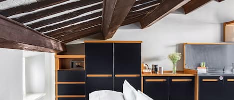 Large Studio, Kitchenette, Balcon | 1 bedroom, premium bedding, memory foam beds, in-room safe