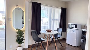 Studio (Super King) | In-room dining - Arcadia Motel (Nelson)