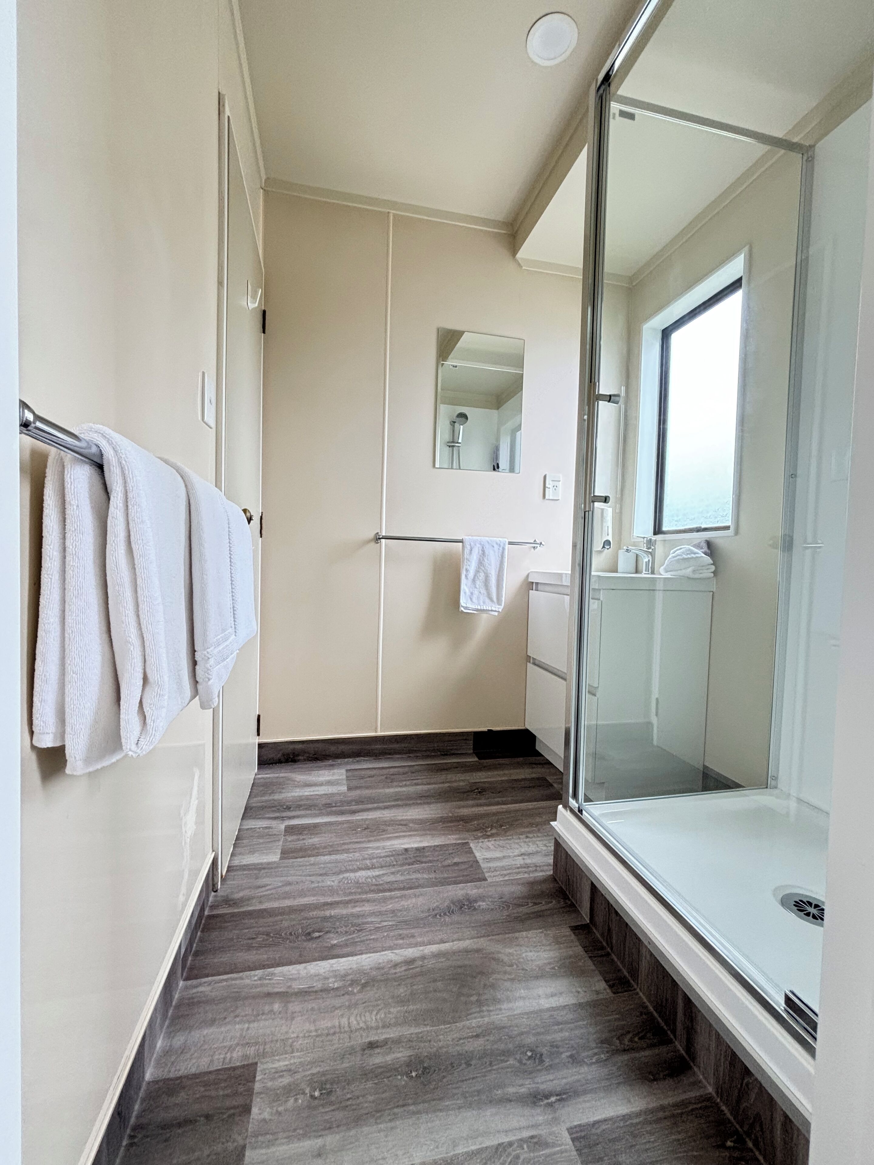 Studio Extra (Super King + 1 Single) | Baño | Ducha, artículos de higiene personal gratuitos y secador de pelo