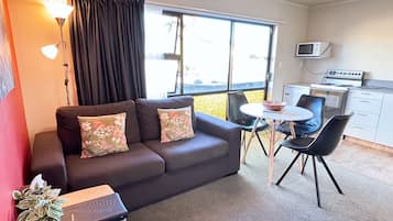 Suite, 1 Bedroom | Living area