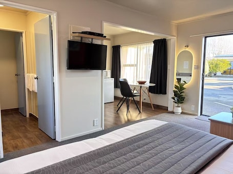 Studio (Super King) | Egyptian cotton sheets, premium bedding, pillow-top beds, desk. Arcadia Motel