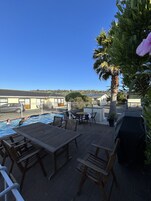 Piscine extérieure (ouverte en saison), parasols de plage