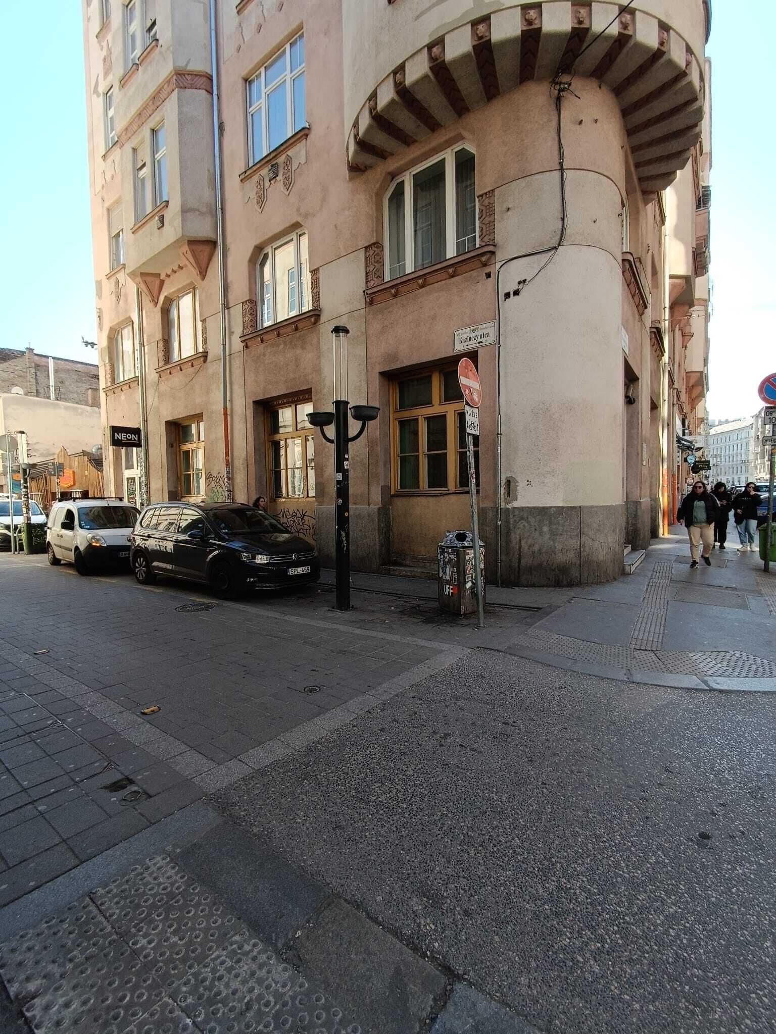 Un bâtiment à la façade incurvée, doté de nombreuses fenêtres et d’un panneau indiquant l’interdiction d’accès.