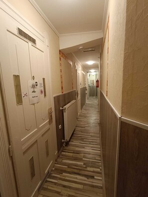 In-room safe, cribs/infant beds, free WiFi, bed sheets - Liechtenstein Apartments (Budapest)