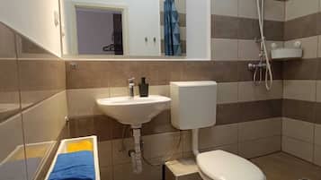 Xlarge Apartment Wesselenyi utca 18 | Bathroom | Shower, hair dryer