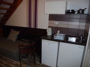 Refrigerador, microondas, cafetera y tetera y utensilios de cocina 