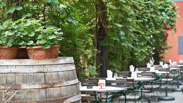 Lunch and dinner served, al fresco dining