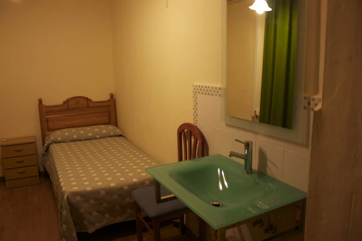 Habitación individual, baño compartido | Escritorio y wifi gratis